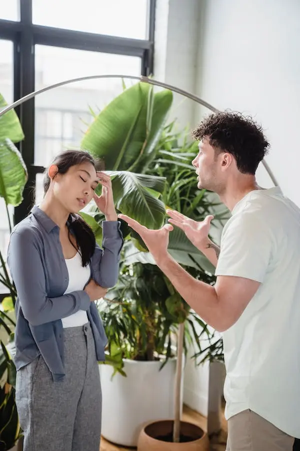 Couple se disputant et n'arrivant plus à communiquer, envisageant une thérapie de couple