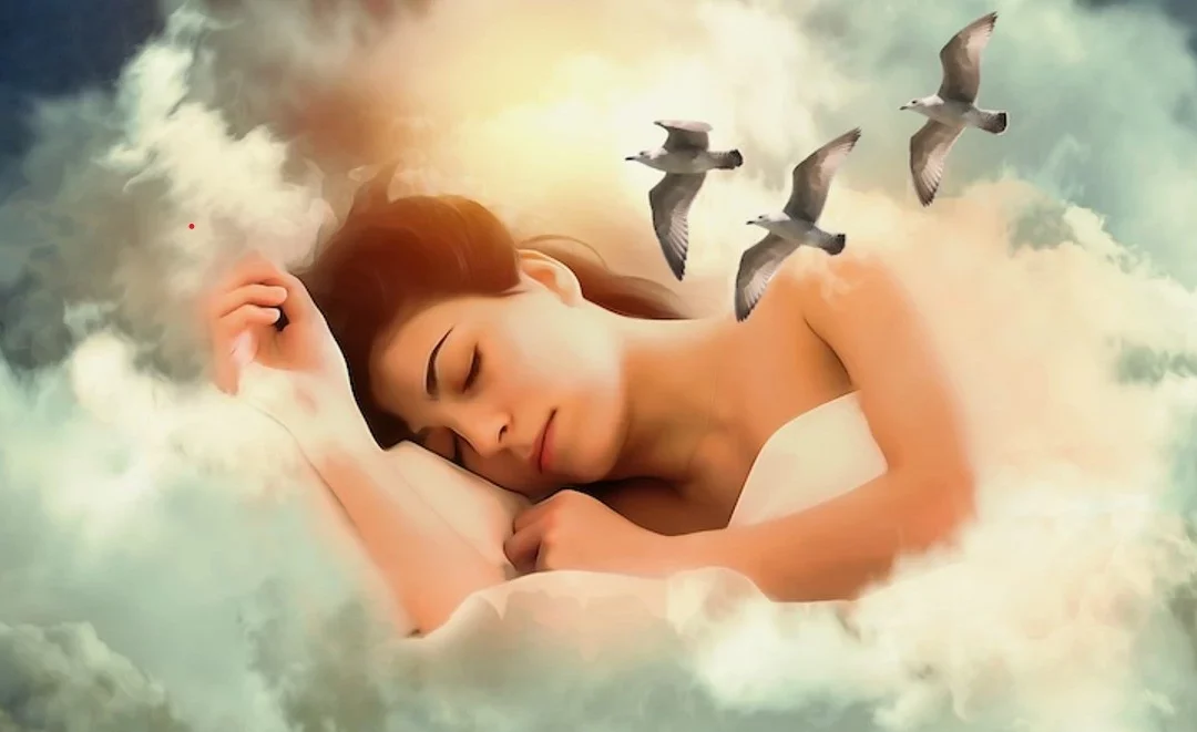 Personne endormie paisiblement dans un décor de nuages, entourée d’oiseaux en vol, dans une atmosphère douce et lumineuse.