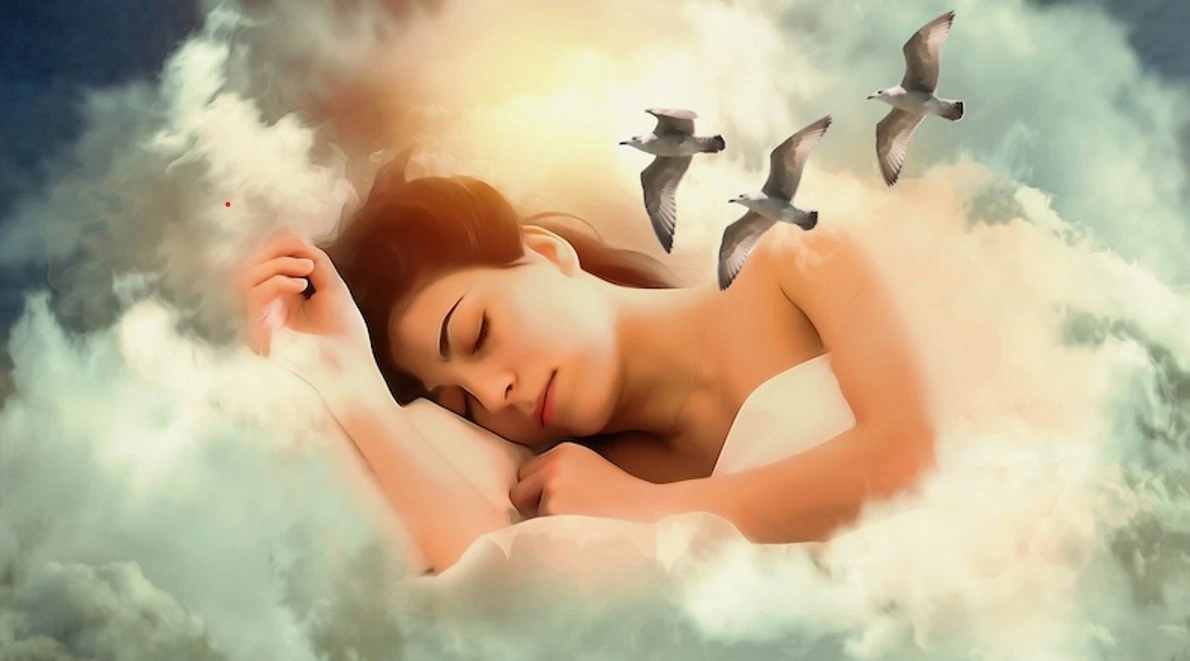 Personne endormie paisiblement dans un décor de nuages, entourée d’oiseaux en vol, dans une atmosphère douce et lumineuse.