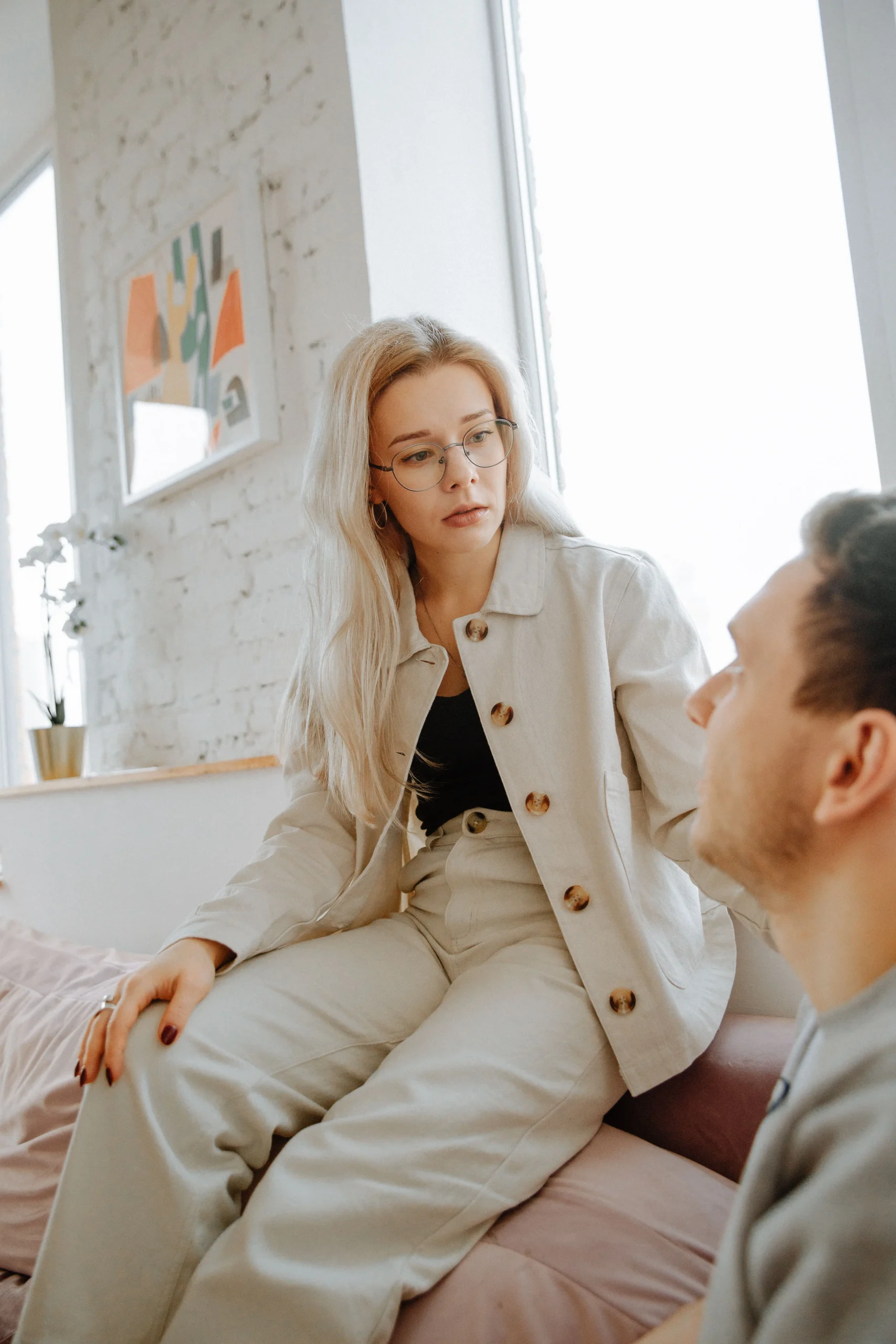 Un couple sur un canapé : ils sont en désaccord